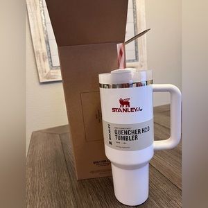 Stanley- Limited Edition Quencher Flowstate Tumbler-Mistletoe Twist- 40 oz